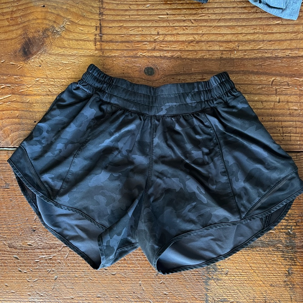 Lululemon Camo Hotty Hot Short - size 6 Long